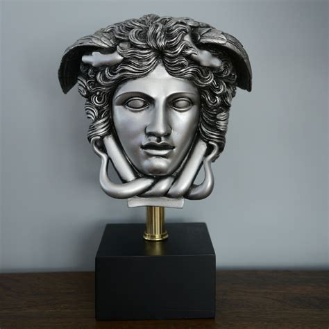 medusa versace statua